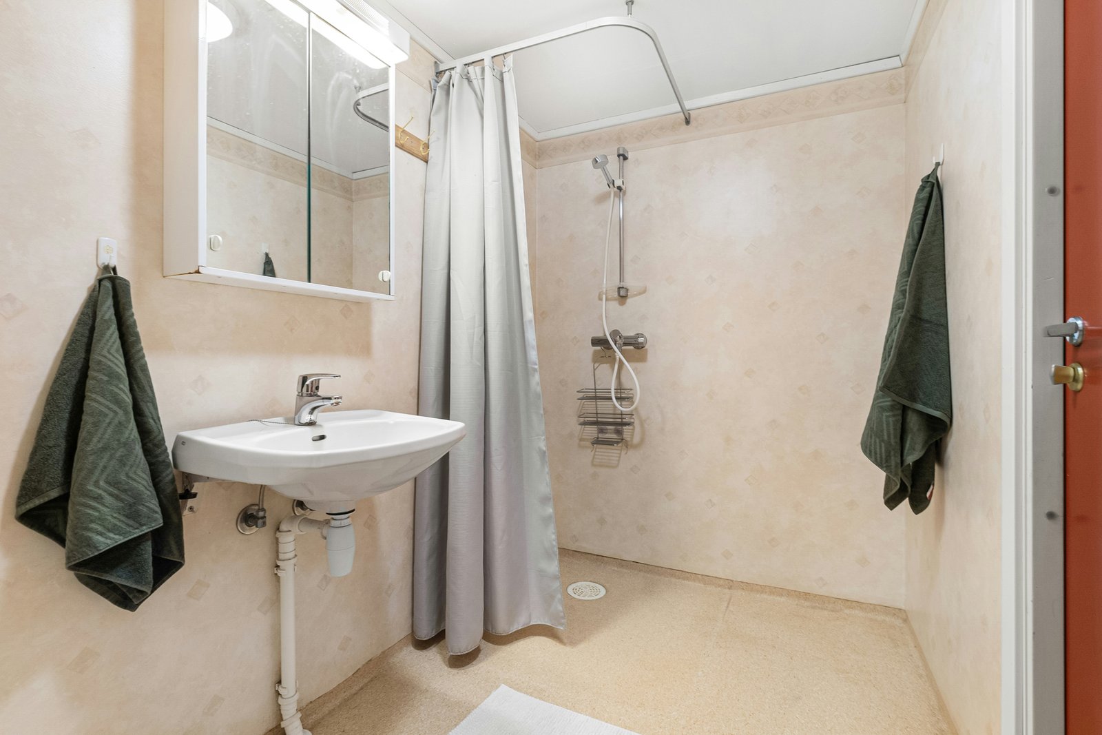 Unterer Rand eines Duschvorhangs hängt in einer Dusche