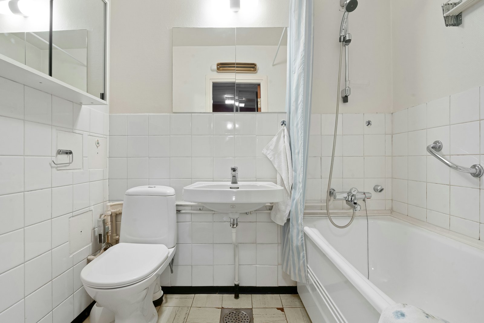 Duschvorhang wölbt sich nach innen in einer Dusche