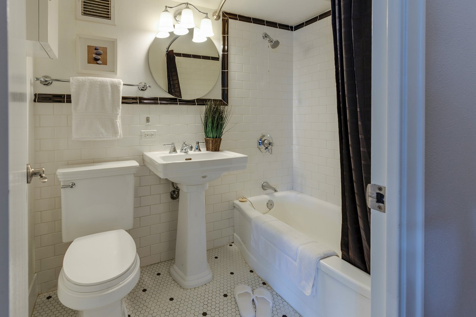 Duschvorhang reicht bis zum Rand einer Badewanne