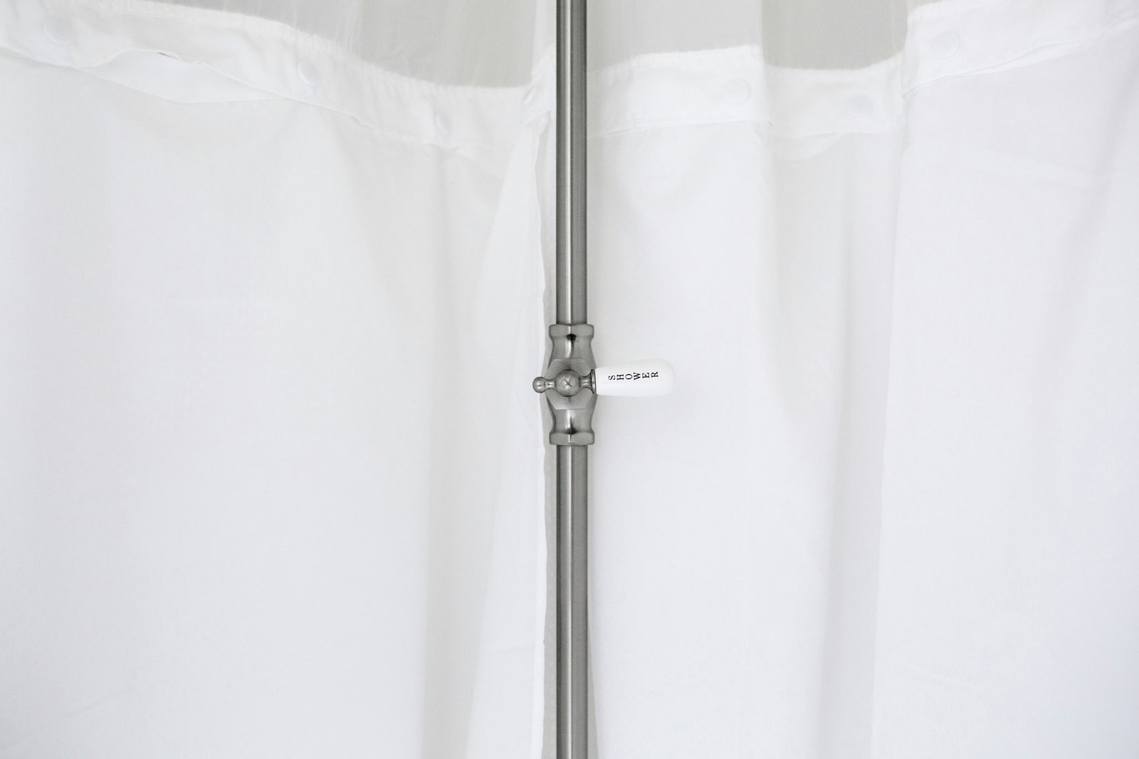 Duschvorhang in einer Dusche mit sichtbarem Wasserdampf