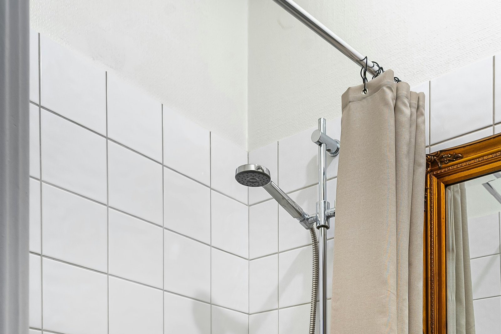 Klammern befestigen einen Duschvorhang an der Badewannenwand