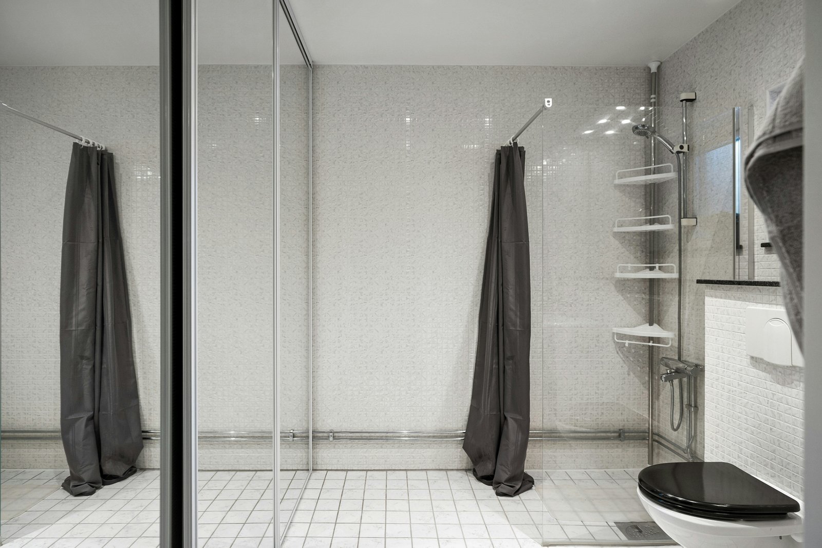 Schwerer Duschvorhang hängt gerade in einer Dusche