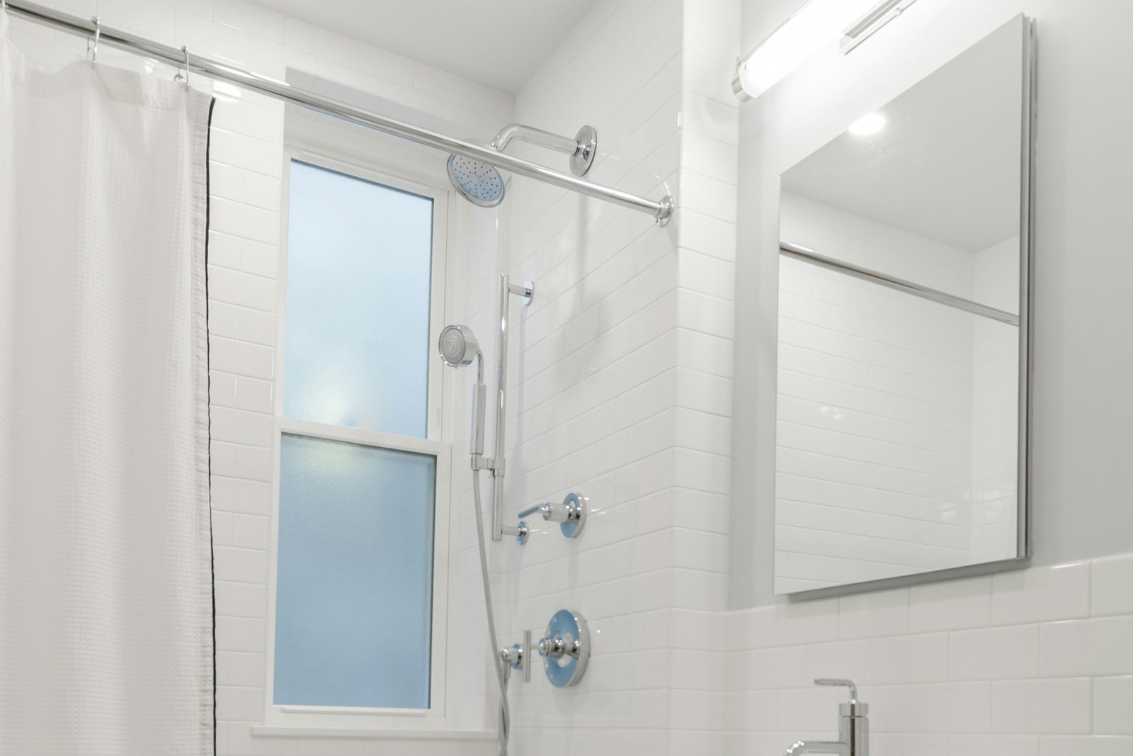 Duschvorhang hängt in einer kleinen Dusche