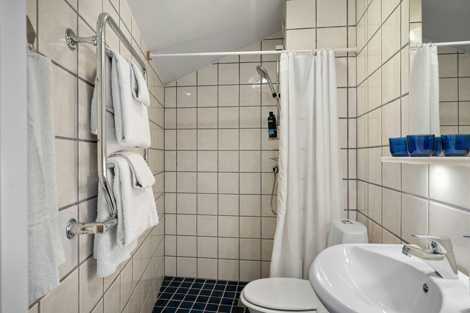 Leichter Duschvorhang hängt locker in einer Dusche
