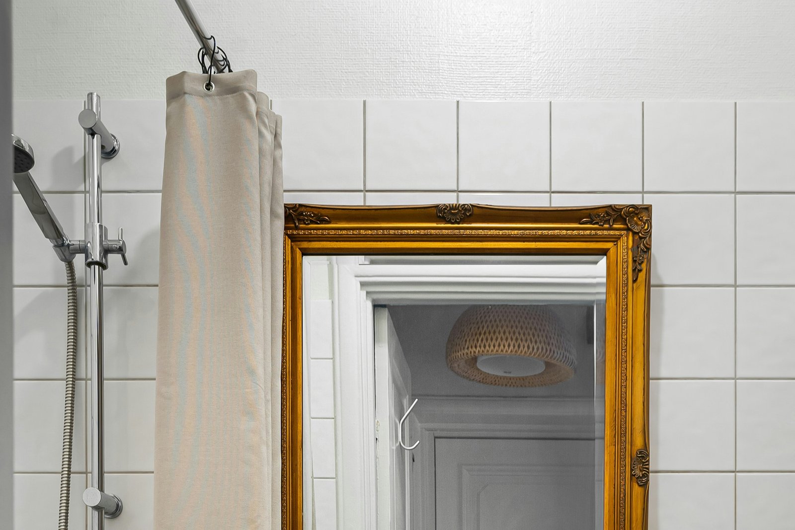 Duschvorhang bewegt sich nach innen in einer Dusche