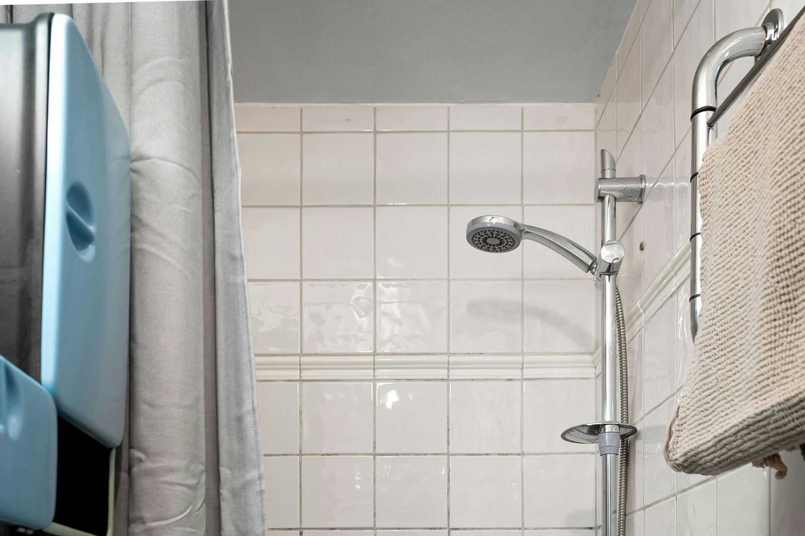 Duschvorhang in einer Dusche mit warmem Wasserdampf