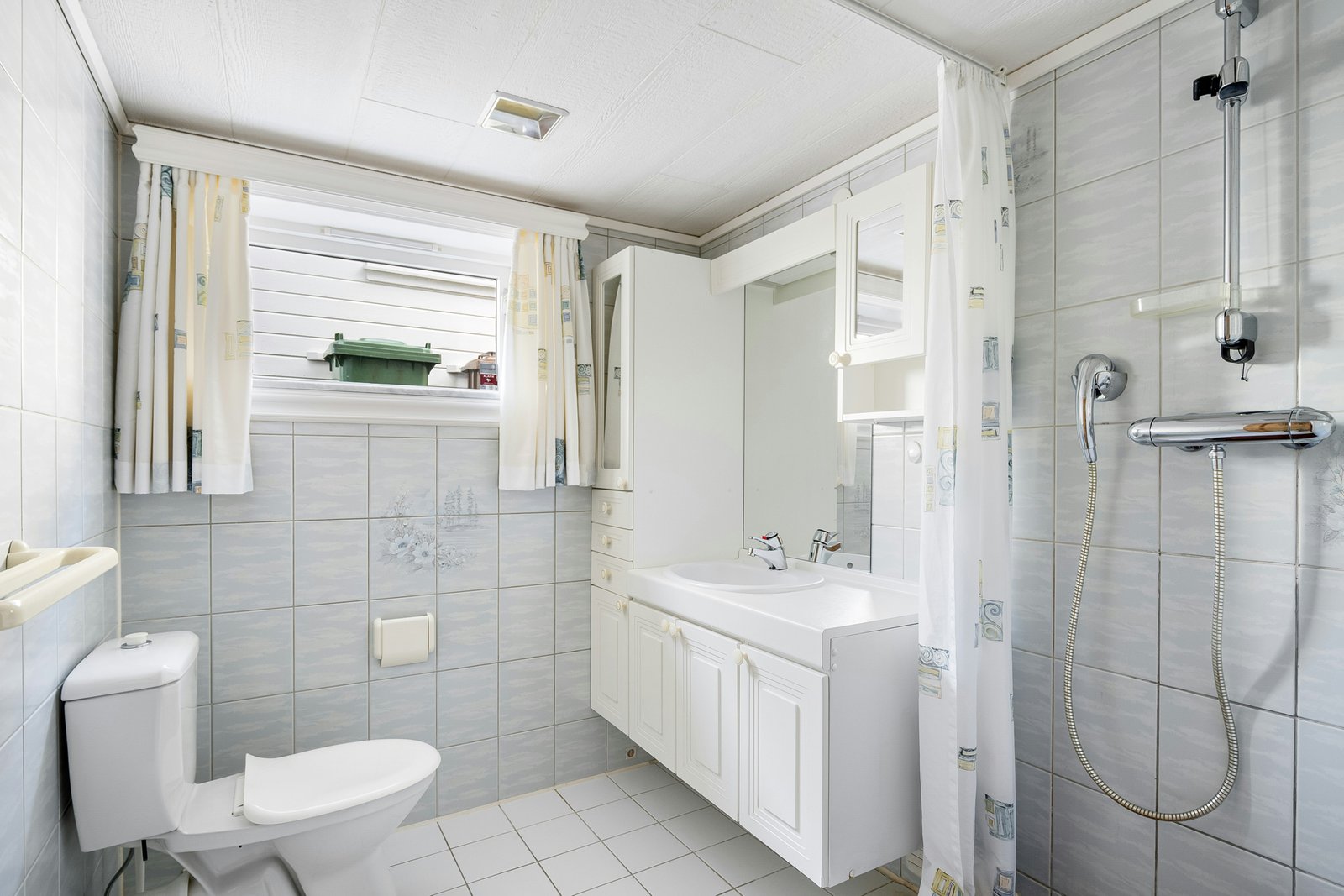 Neuer Duschvorhang hängt glatt in einer Dusche